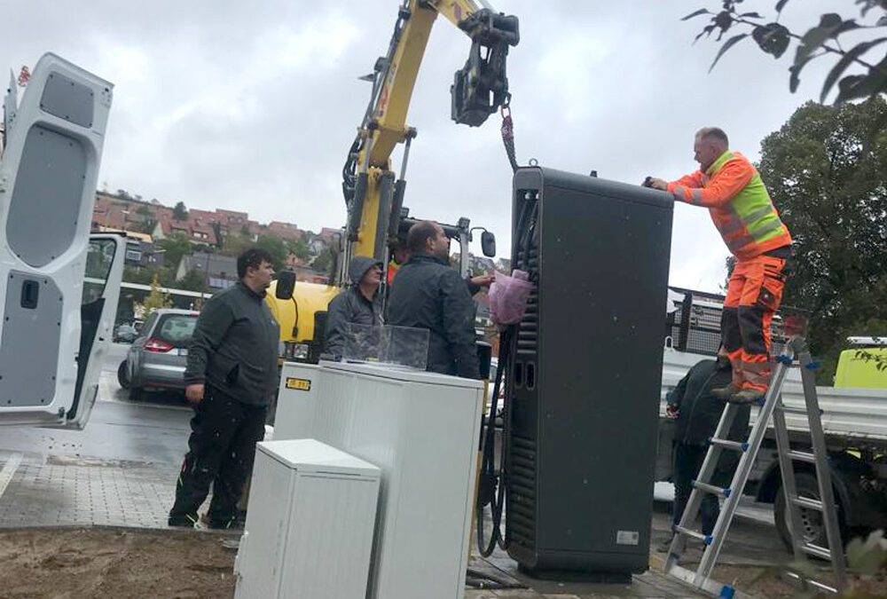 Arnsteiner Bürger-Energie-Genossenschaft errichtet erste Elektro-Schnellladesäule in Arnstein