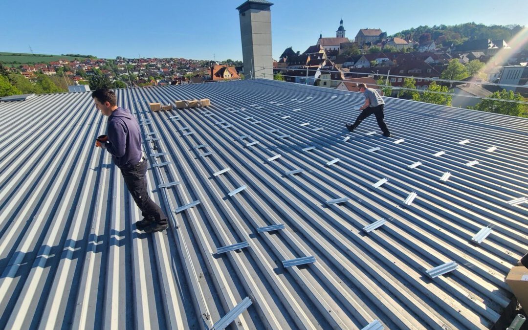 Erste Arbeiten auf dem Dach der Stadthalle