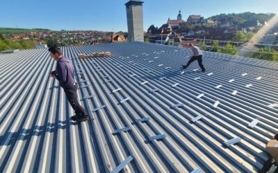 Photovoltaik auf der Stadthalle wird aufgebaut
