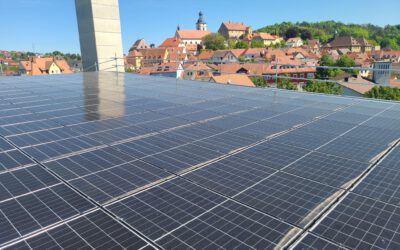 Alle Photovoltaik-Module auf der Stadthalle fixiert